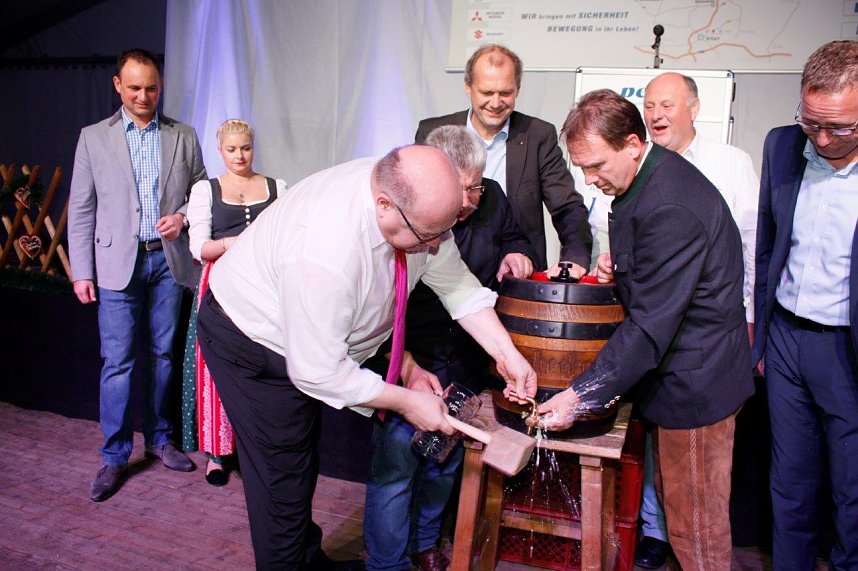 Gewichtiger Gast zum Oktoberfest im Autohaus Peter