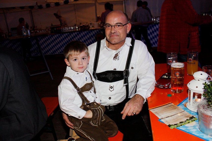 Gewichtiger Gast zum Oktoberfest im Autohaus Peter