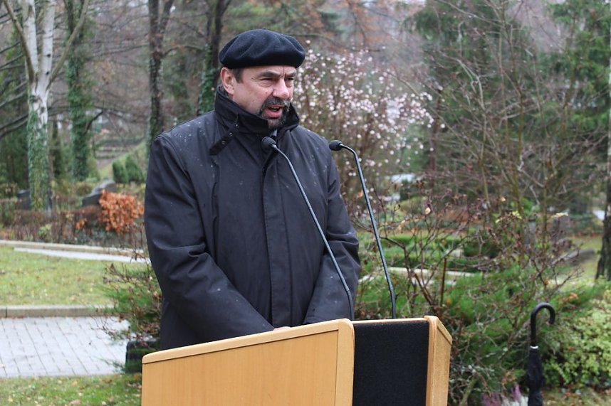 Der Opfer von Krieg, Gewalt und Terror gedacht