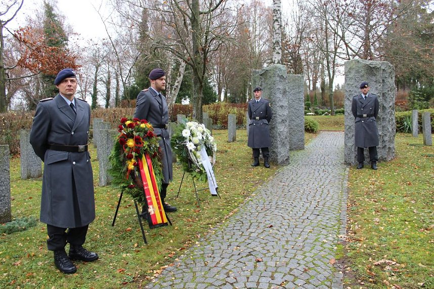 Der Opfer von Krieg, Gewalt und Terror gedacht