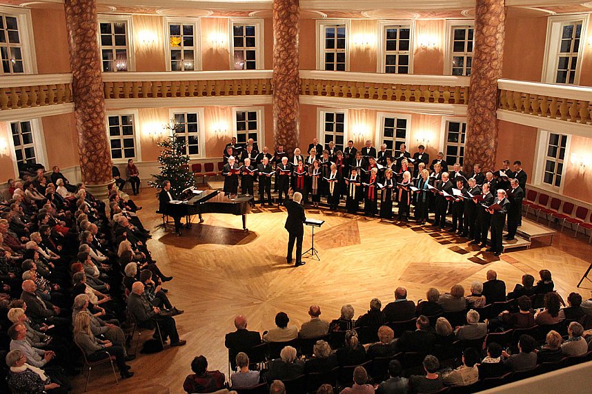 Stimmgewaltiges Weihnachtskonzert im Achteckhaus