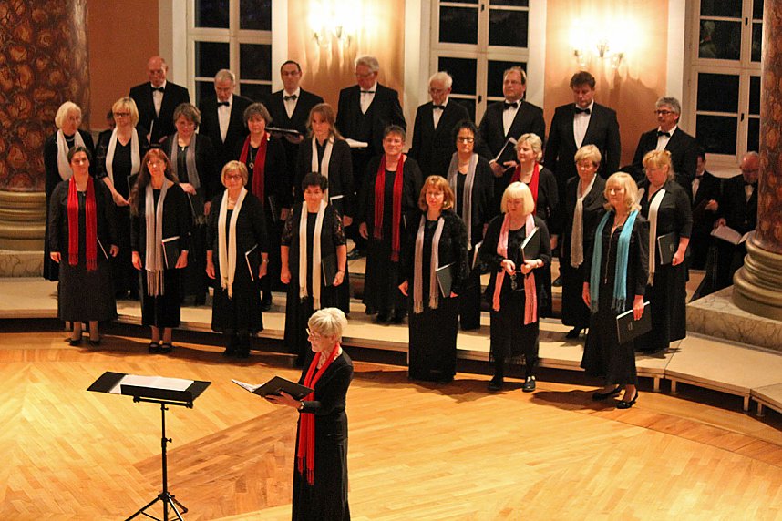 Stimmgewaltiges Weihnachtskonzert im Achteckhaus