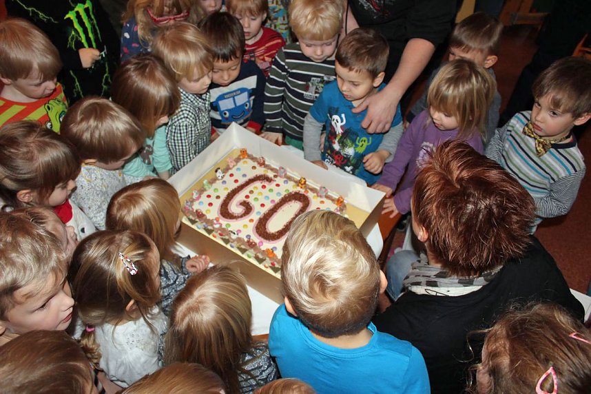 Zum 60. Spielger&auml;te und eine Torte