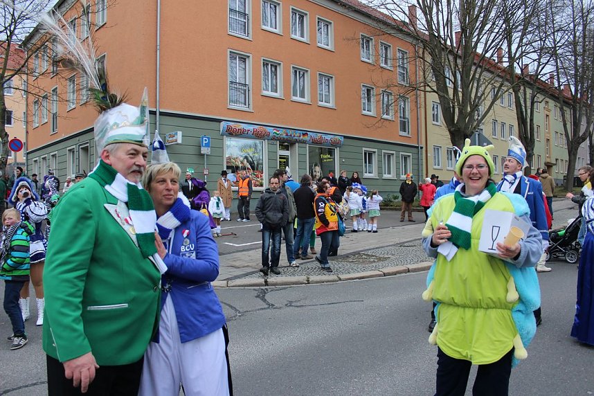 N&auml;rrinnen und Narren trotzen Wetter (1)