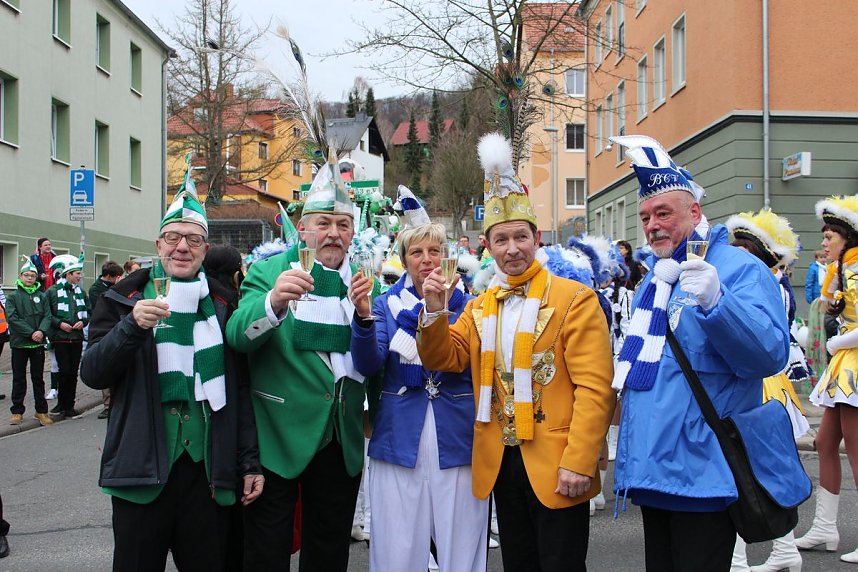 N&auml;rrinnen und Narren trotzen Wetter (1)