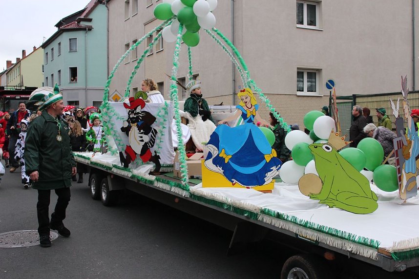 N&auml;rrinnen und Narren trotzen Wetter (1)