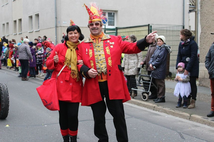 N&auml;rrinnen und Narren trotzen Wetter (1)
