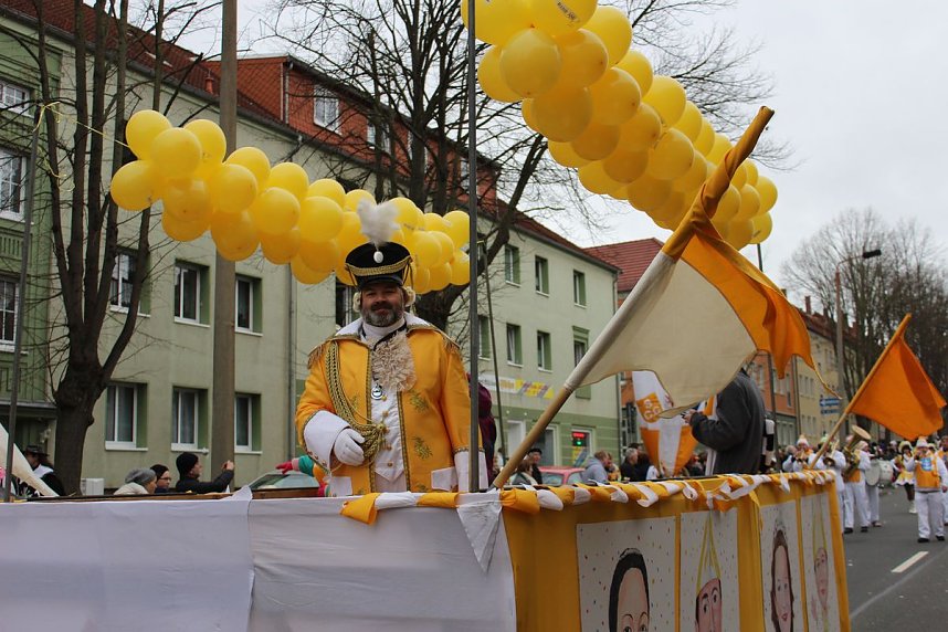 N&auml;rrinnen und Narren trotzen Wetter (1)