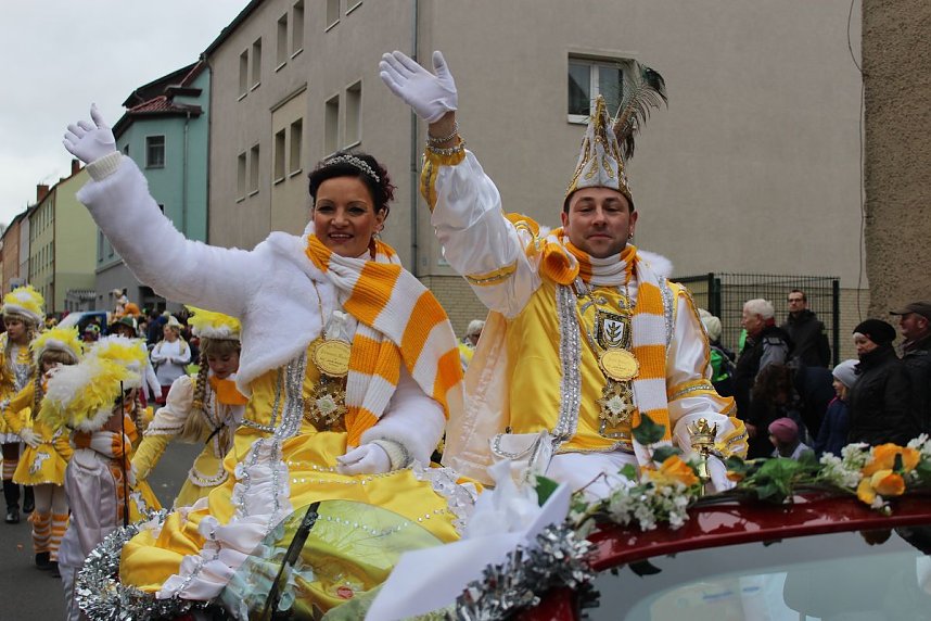 N&auml;rrinnen und Narren trotzen Wetter (1)
