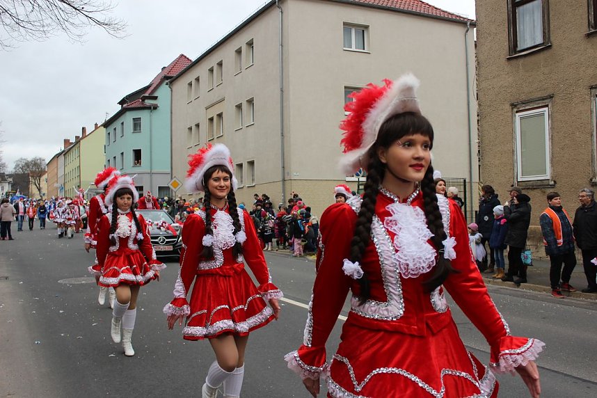 N&auml;rrinnen und Narren trotzen Wetter (1)