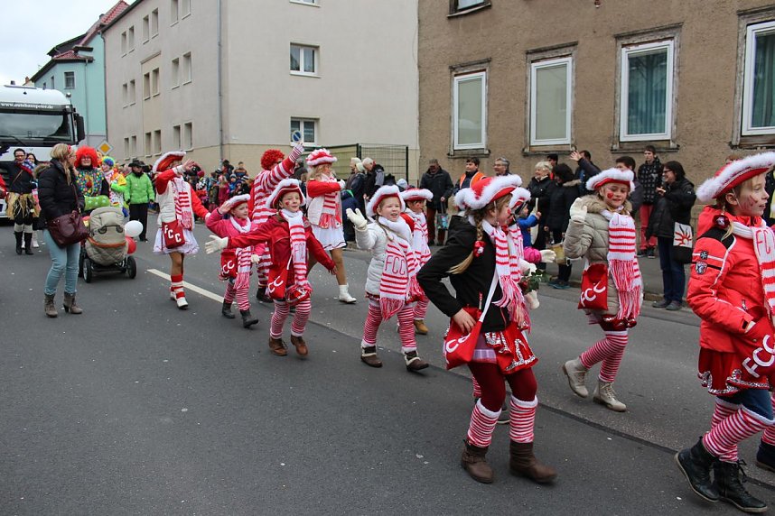 N&auml;rrinnen und Narren trotzen Wetter (1)