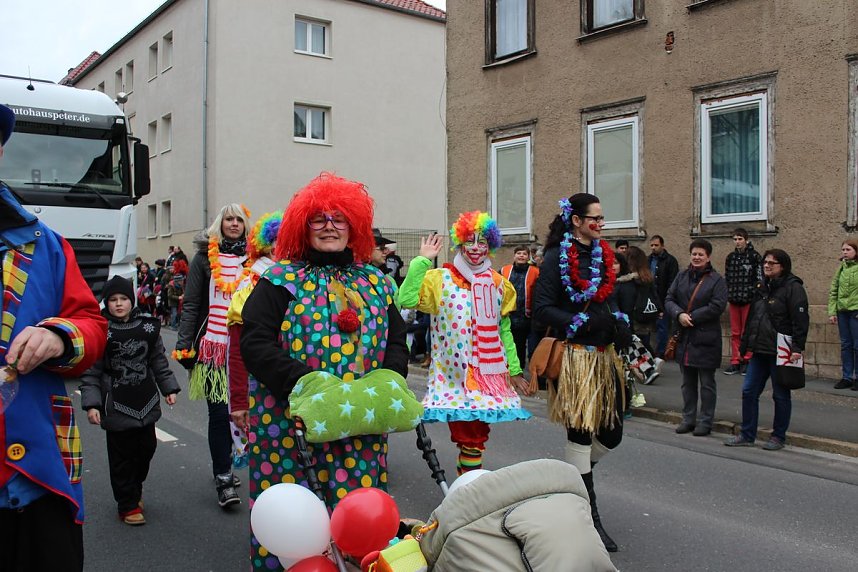 N&auml;rrinnen und Narren trotzen Wetter (1)