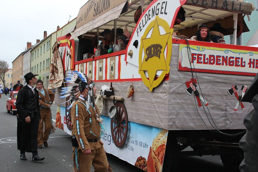 N&auml;rrinnen und Narren trotzen Wetter (2)