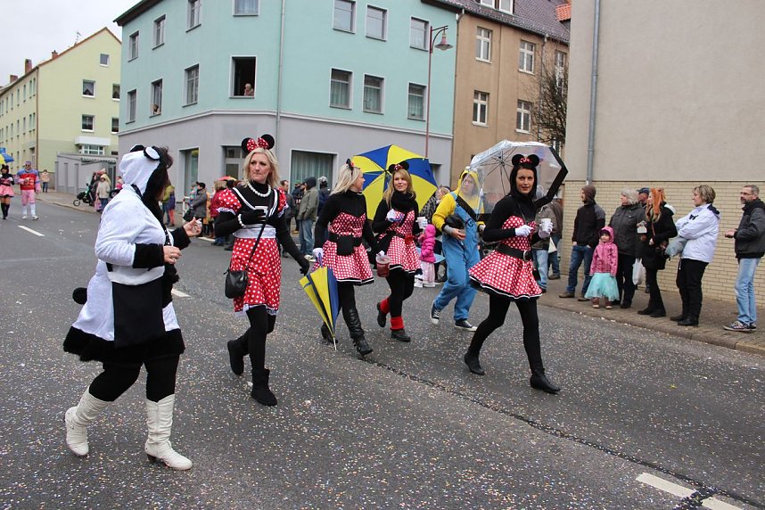 N&auml;rrinnen und Narren trotzen Wetter (2)