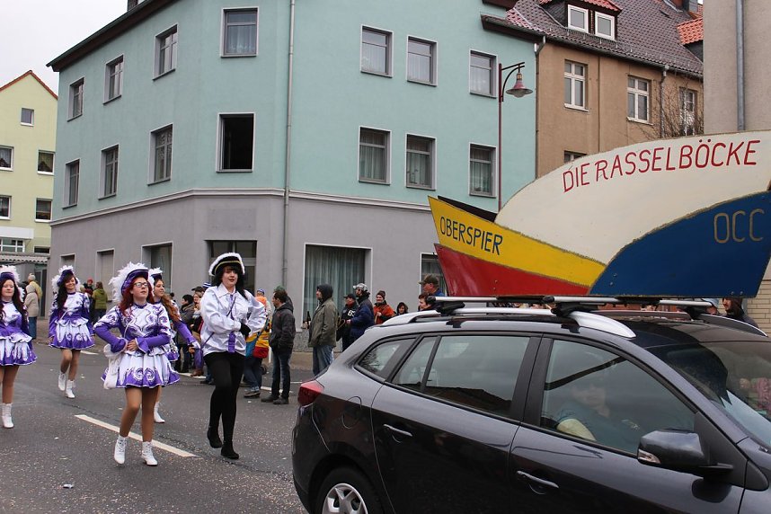 N&auml;rrinnen und Narren trotzen Wetter (2)