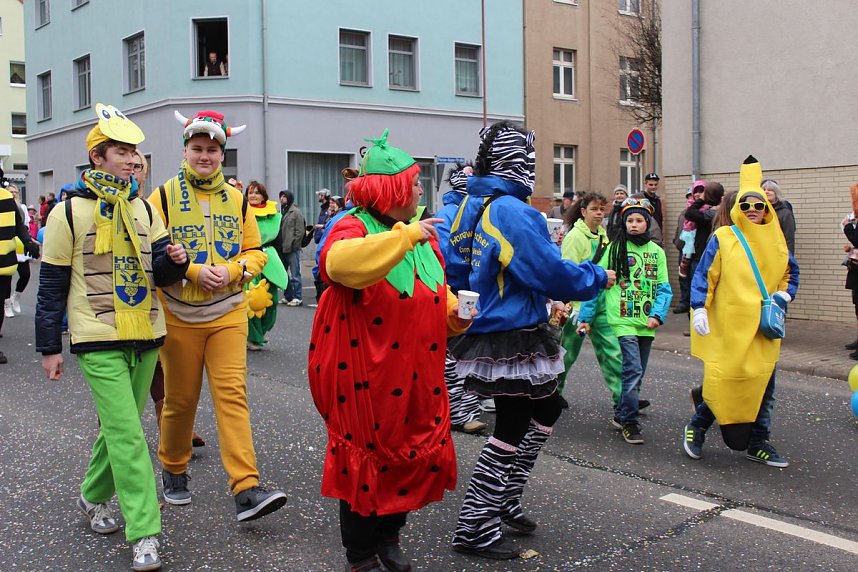 N&auml;rrinnen und Narren trotzen Wetter (2)