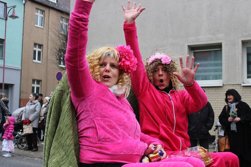 N&auml;rrinnen und Narren trotzen Wetter (2)