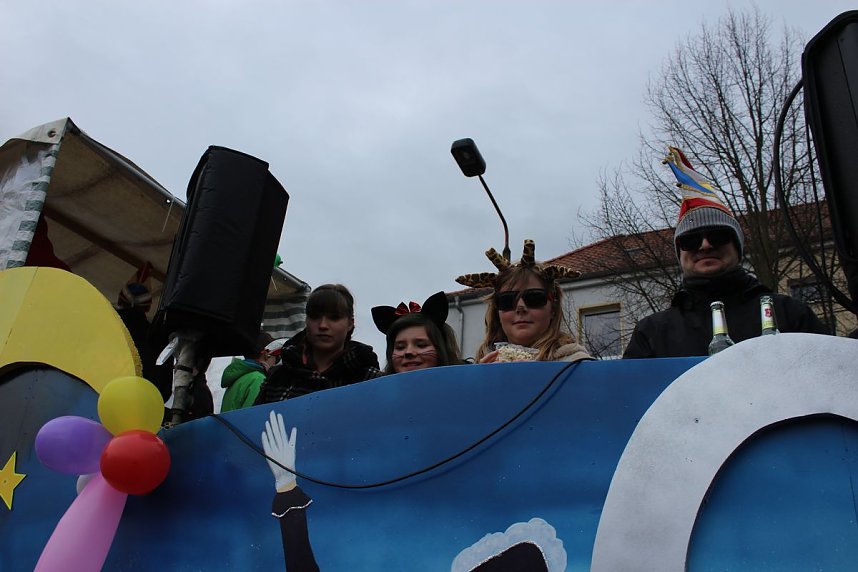 N&auml;rrinnen und Narren trotzen Wetter (2)