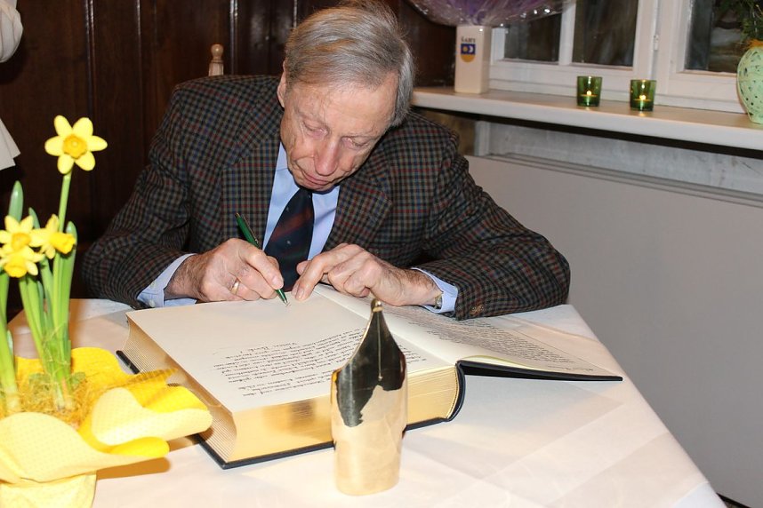 Erste Seiten des Goldenen Buches