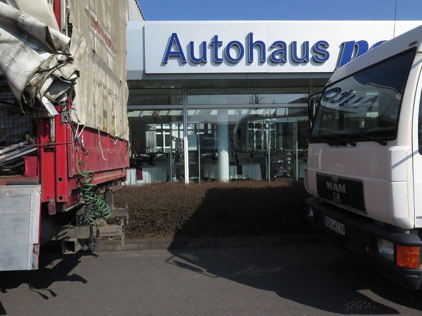 Von Autohaus zum Ballhaus