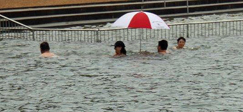 Mit Schirm, Charme und kaltem Wasser