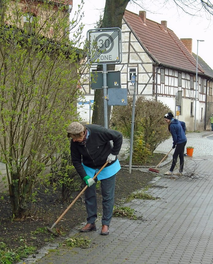 Trotz Regens Rekordbeteiligung beim 2. Etzlebener Fr&uuml;hjahresputz