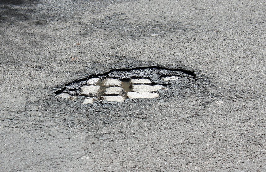 Stra&szlig;ensch&auml;den in Jecha