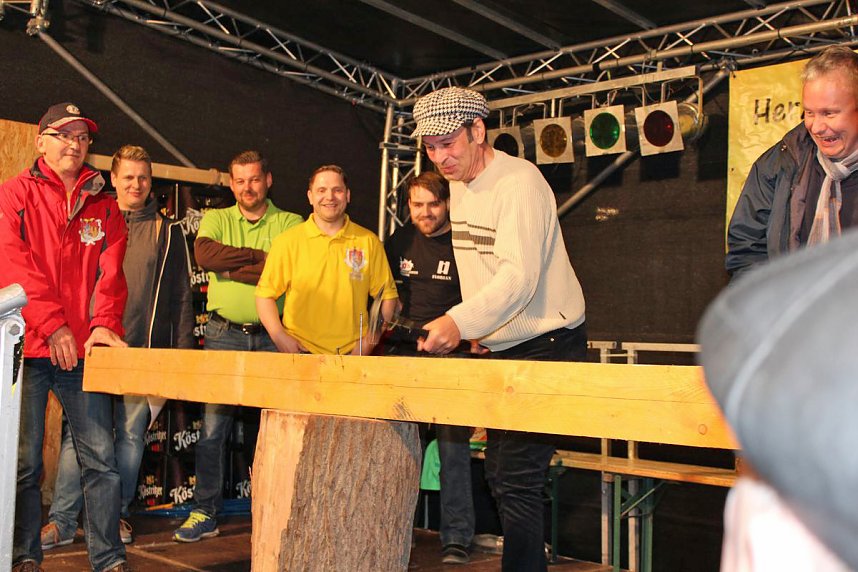 Maibaumk&ouml;nig im Stechen ermittelt