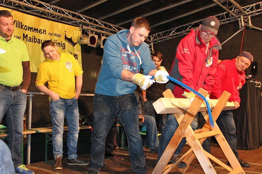 Maibaumk&ouml;nig im Stechen ermittelt