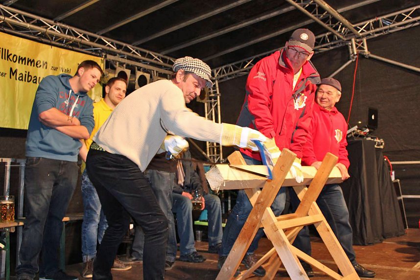Maibaumk&ouml;nig im Stechen ermittelt