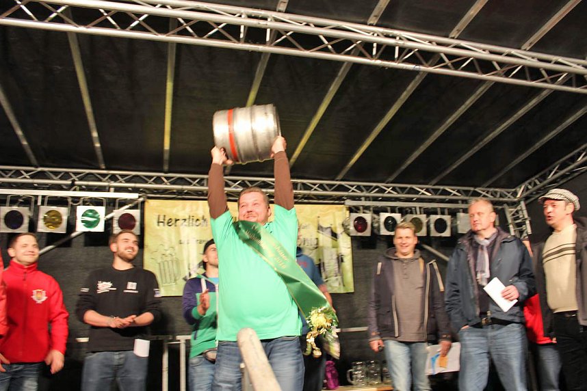 Maibaumk&ouml;nig im Stechen ermittelt