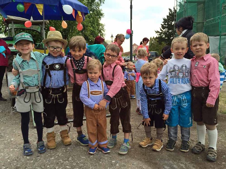 1. Maibaumsetzen im AWO Seniorenzentrum Am Schlosspark in Bendeleben