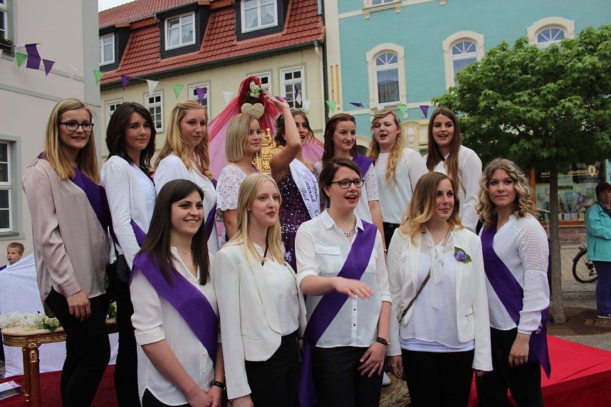 Fliederprinzessin in Amt eingef&uuml;hrt