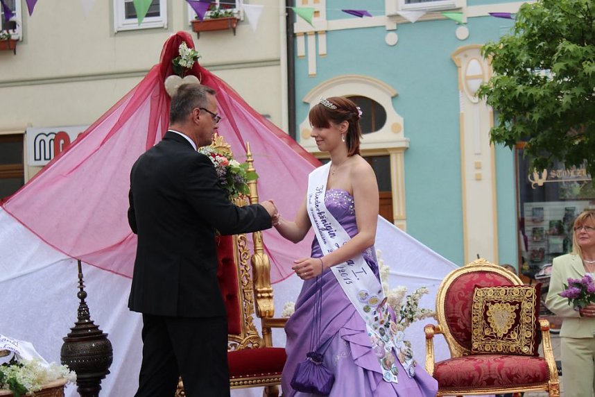 Fliederprinzessin in Amt eingef&uuml;hrt