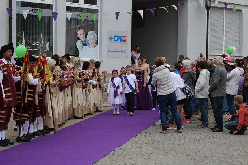 Fliederprinzessin in Amt eingef&uuml;hrt