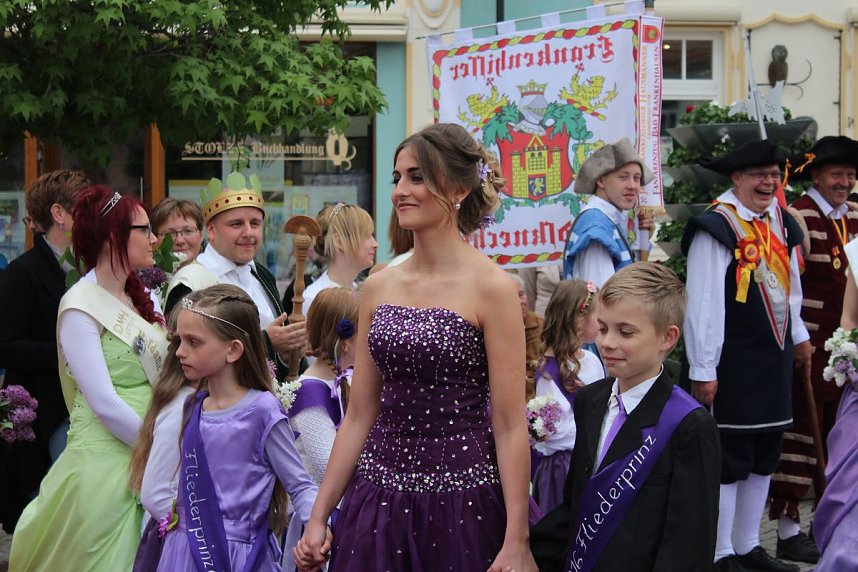 Fliederprinzessin in Amt eingef&uuml;hrt