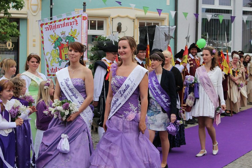 Fliederprinzessin in Amt eingef&uuml;hrt