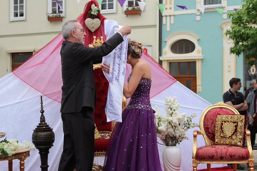 Fliederprinzessin in Amt eingef&uuml;hrt