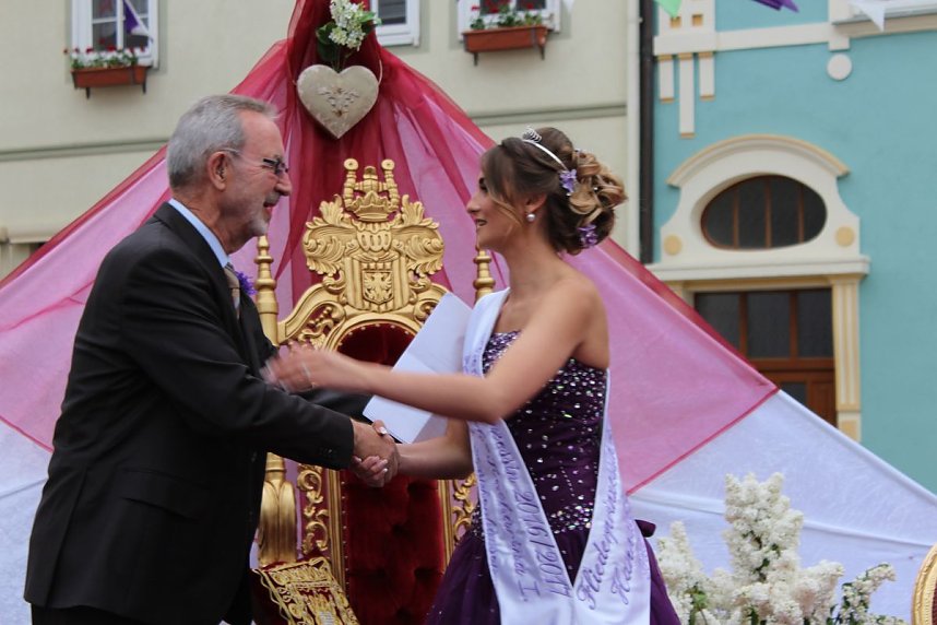 Fliederprinzessin in Amt eingef&uuml;hrt