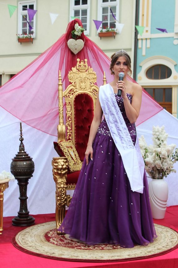 Fliederprinzessin in Amt eingef&uuml;hrt
