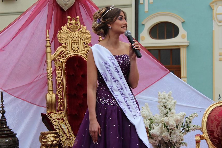 Fliederprinzessin in Amt eingef&uuml;hrt