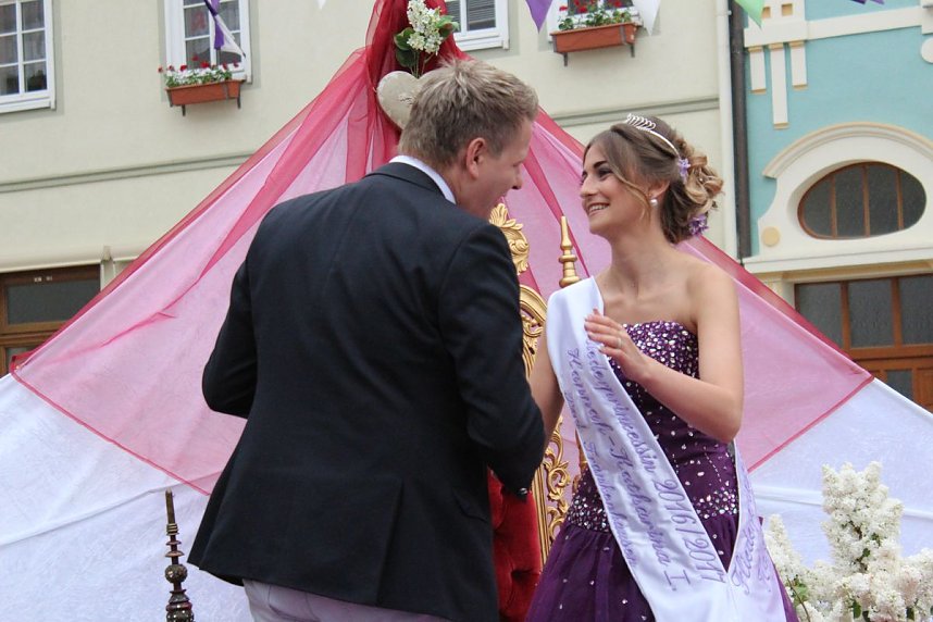 Fliederprinzessin in Amt eingef&uuml;hrt