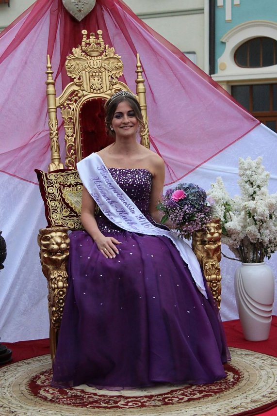 Fliederprinzessin in Amt eingef&uuml;hrt