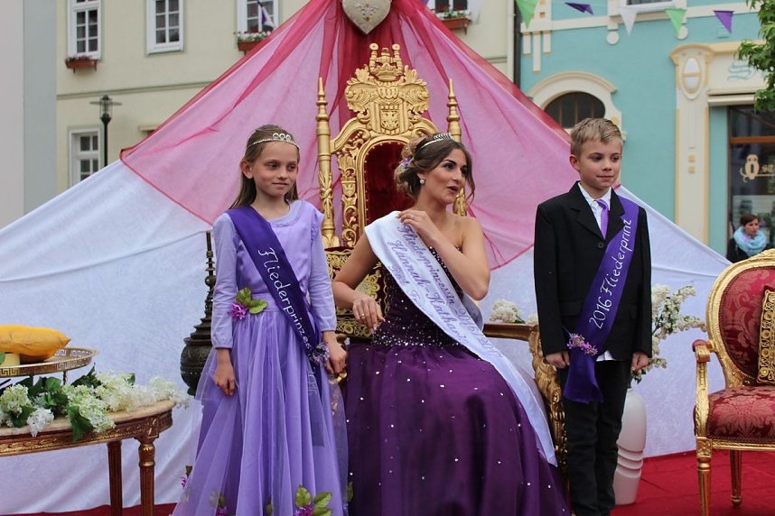 Fliederprinzessin in Amt eingef&uuml;hrt