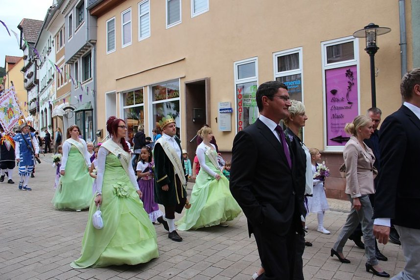 24. Fliederfest er&ouml;ffnet