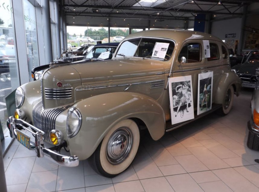 20 Jahre mobile.de: Dieser Chrysler New Yorker (Baujahr 1939) bringt nicht nur die Herzen von Liebhabern in Wallung. Die Vorbesitzerin tut das mit ebenso gro&szlig;er Leichtigkeit. Die ber&uuml;hmte Burlesque T&auml;nzerin Dita von Teese erwarb den Wagen 1996 und fuhr ihn bis 2010. Ein bisschen Dita gibt es f&uuml;r 100.000 Euro.