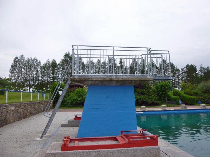 Neugestalteter Sprungturm in Betrieb