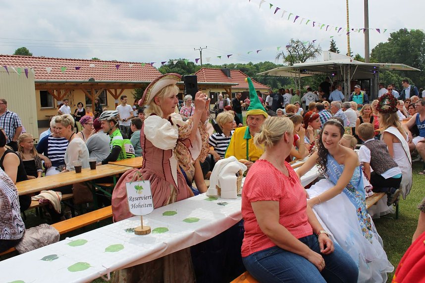 Laubk&ouml;nig gekr&ouml;nt - Geheimnis der Hofdamen gel&uuml;ftet!