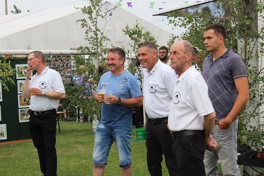 Laubk&ouml;nig gekr&ouml;nt - Geheimnis der Hofdamen gel&uuml;ftet!