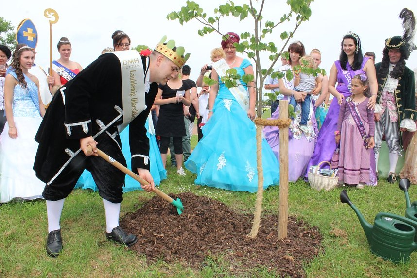 Laubk&ouml;nig gekr&ouml;nt - Geheimnis der Hofdamen gel&uuml;ftet!
